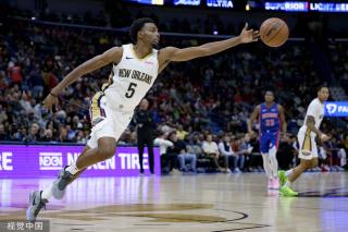 众生相！热巴毛巾捂脸不想看 骑士主力淡定看戏 斯特鲁斯无聊啃指甲